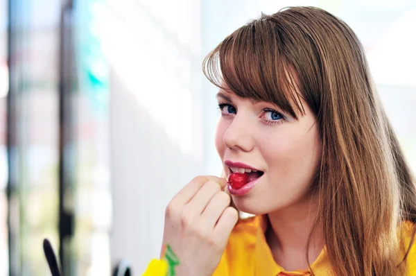 Woman eating cherry — Stock Photo, Image