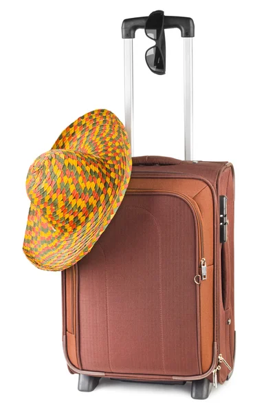 Caso de viagem, chapéu e óculos de sol — Fotografia de Stock