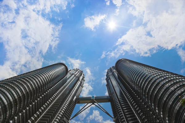 Twin towers, sky and sun - Kuala Lumpur — Stock Photo, Image