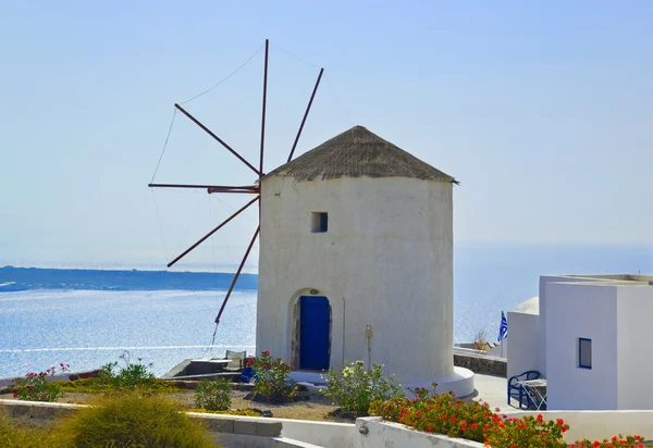 Väderkvarn på santorini island, Grekland — Stockfoto