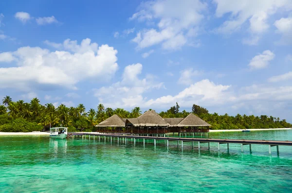 Water café op een tropisch strand op de Malediven — Stockfoto
