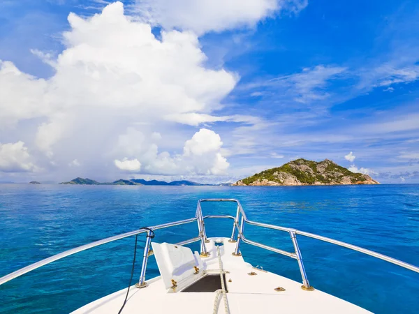 Тропический остров и лодка — стоковое фото