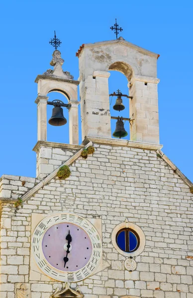 Колокольня с часами, церковь Св. Варвары в Шибенике, Хорватия — стоковое фото