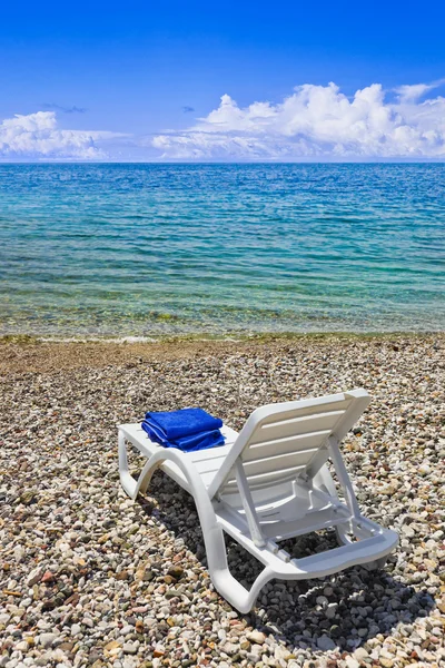 Καρέκλα στην ελληνική παραλία — Φωτογραφία Αρχείου
