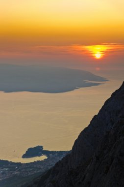 Island brac ve gün batımında biokovo, Hırvatistan