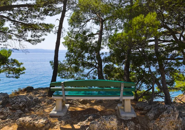 海岸、 长凳和 brela，克罗地亚海上 — 图库照片