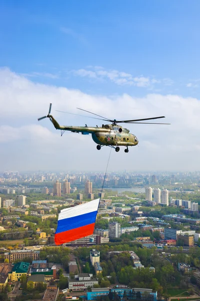Helicóptero com bandeira russa sobre Moscou — Fotografia de Stock
