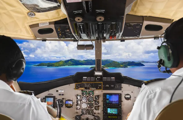 Pilotos en la cabina del avión y la isla — Foto de Stock