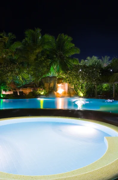 Havuzu ve Şelalesi, gece — Stok fotoğraf