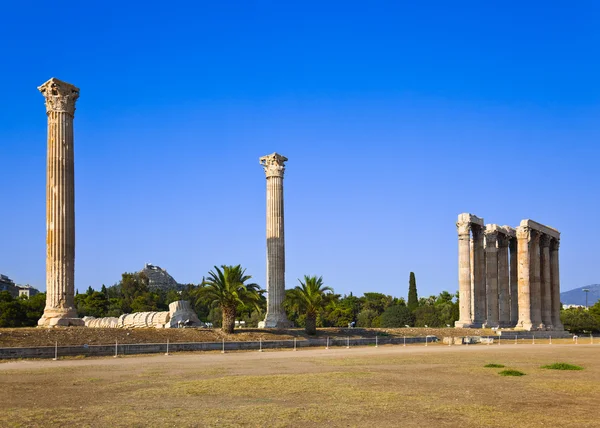 Temple of Zeus and Lycabettus hill at Athens — Stock Photo, Image