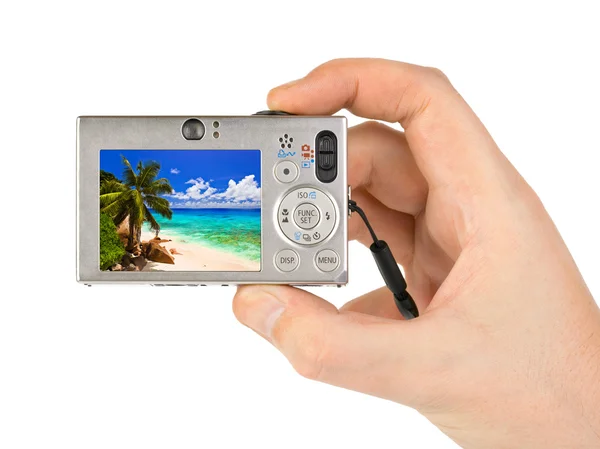 Рука с камерой и пляжным пейзажем (моя фотография ) — стоковое фото