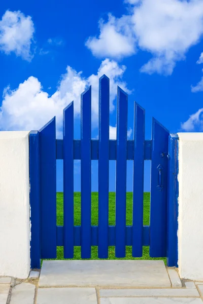 Дверь в поле и небо — стоковое фото