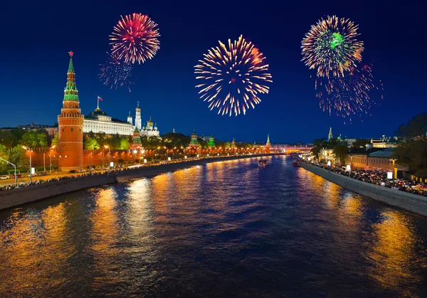 Tűzijáték alatt a Kreml Moszkvában — Stock Fotó