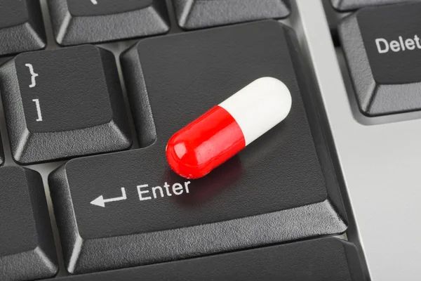 Tabletki na klawiaturze komputera — Zdjęcie stockowe