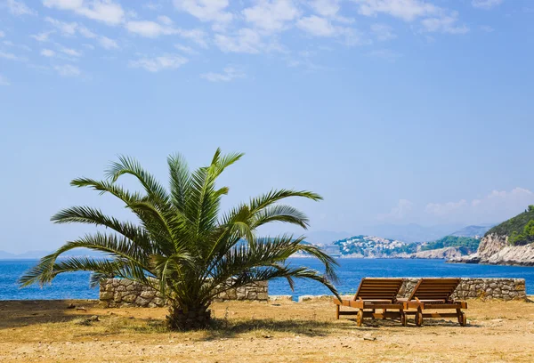 Cadeiras na praia em Dubrovnik, Croácia — Fotografia de Stock