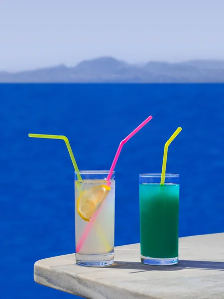 Dos cócteles en la mesa en la playa — Foto de Stock