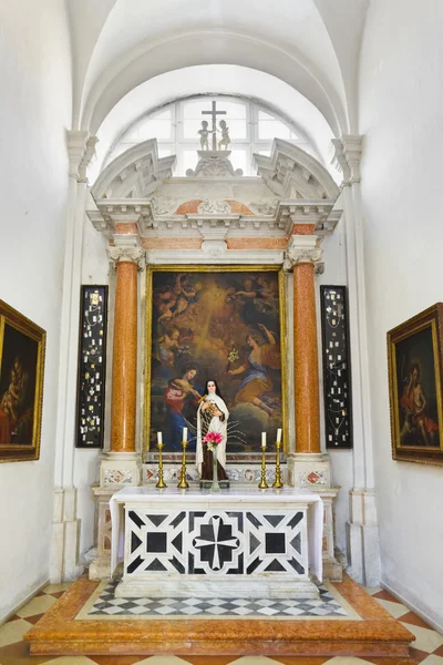 Interior de la iglesia en Dubrovnik en Croacia — Foto de Stock