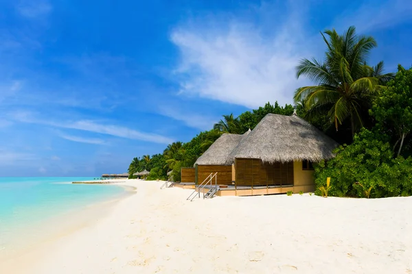 Tropická pláž a bungalovy — Stock fotografie