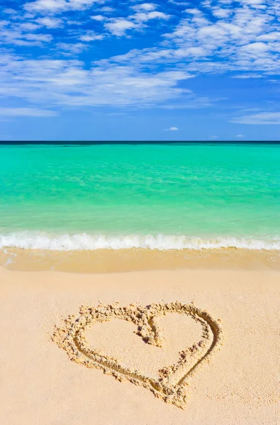 Намальовування серця на пляжі — стокове фото