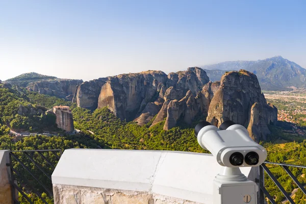 双筒望远镜和希腊米特奥拉修道院 — 图库照片