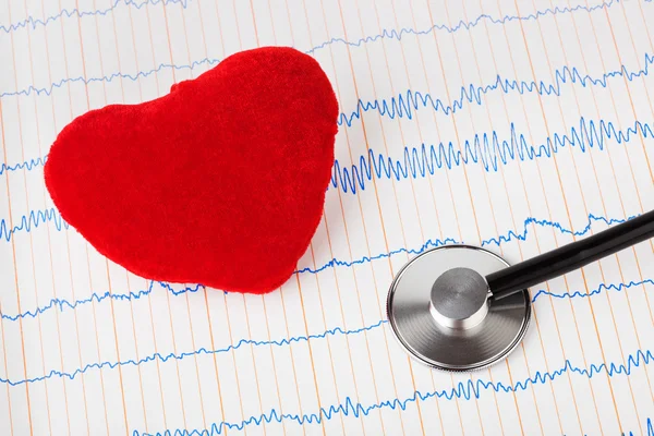 Hjärta och stetoskop på EKG — Stockfoto