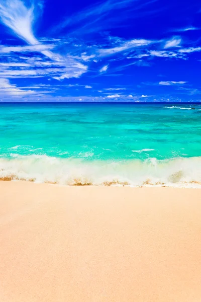 Хвилі на тропічному пляжі — стокове фото