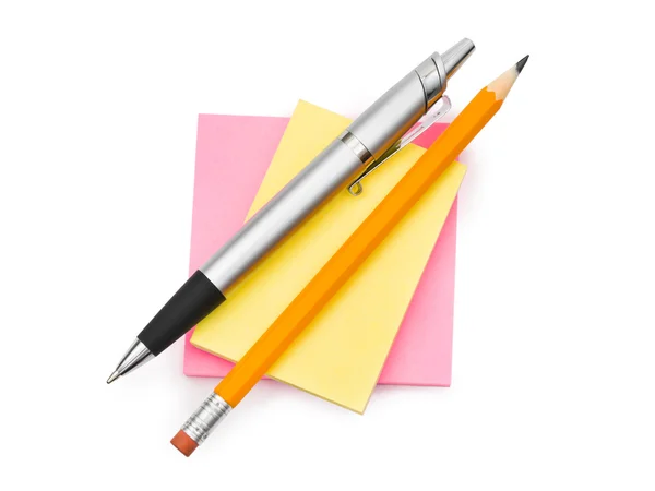 Uwaga papieru i długopisy — Zdjęcie stockowe