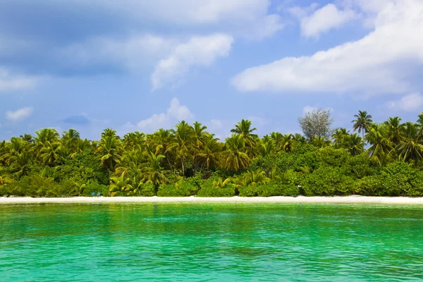Playa tropical en las Maldivas — Foto de Stock