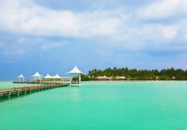 Jetty on a tropical beach at Maldives — Stock Photo, Image