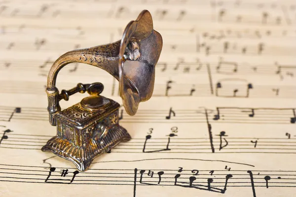 Грамофон на старых нотах — стоковое фото