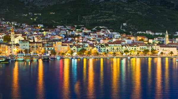 Cidade Makarska na Croácia à noite — Fotografia de Stock