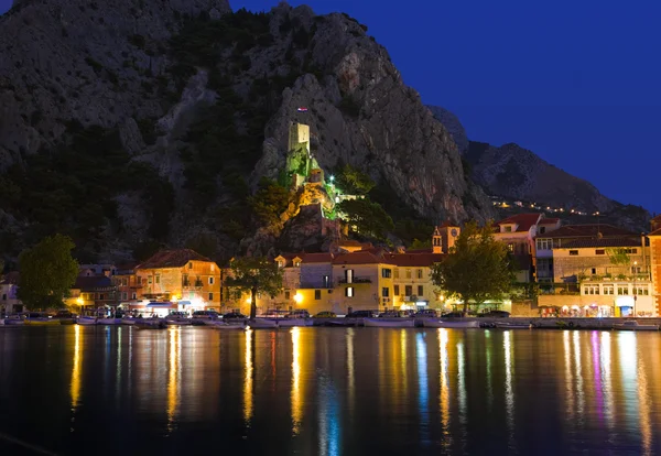 夜にクロアチア omis の古い砦 — ストック写真