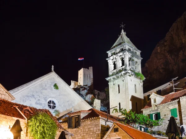 Gamla fort i Omiš, croatia på natten — Stockfoto