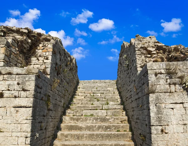 Eski merdiven ve gökyüzü — Stok fotoğraf