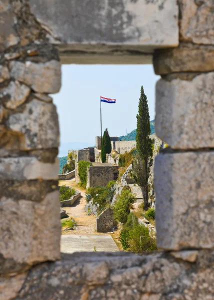 Janela no velho forte em Split, Croácia — Fotografia de Stock