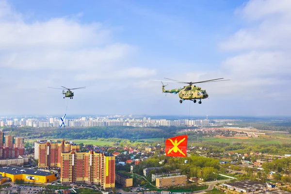 Vrtulník s vojenskou vlajky nad Moskvou na přehlídce vítězství d — Stock fotografie