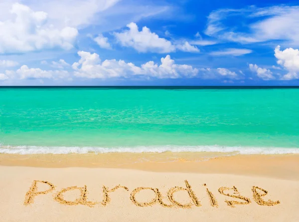 Λέξη παράδεισο στην παραλία — Φωτογραφία Αρχείου