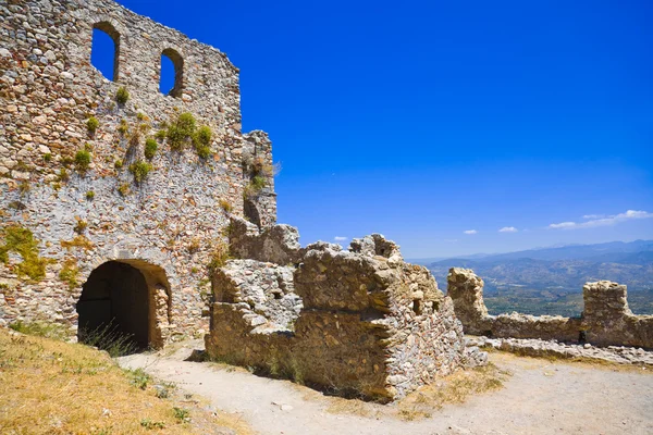 昔の緑豊かな植生、ギリシャの砦を遺跡します。 — ストック写真