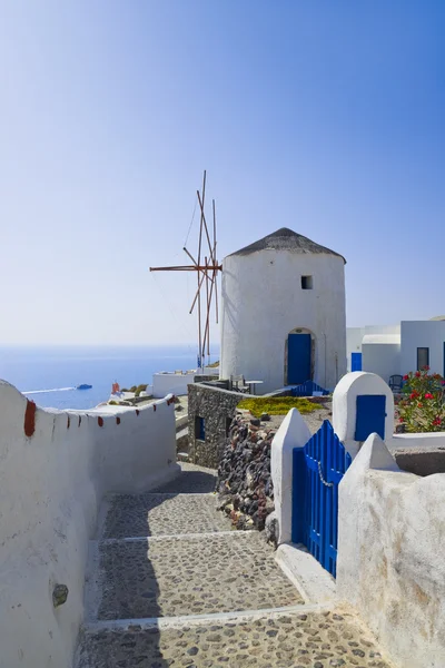 Moara de vânt pe insula Santorini, Grecia — Fotografie, imagine de stoc