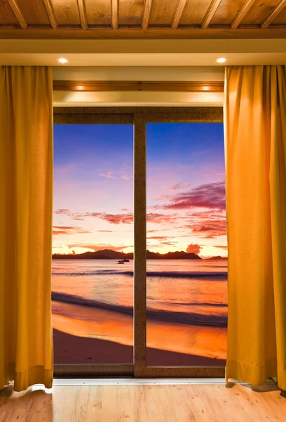 酒店的房间和海滩风景 — 图库照片