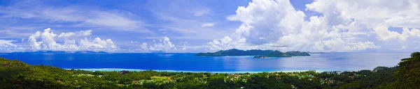 Panorama van het eiland Praslin en Mahe op de Seychellen — Stockfoto