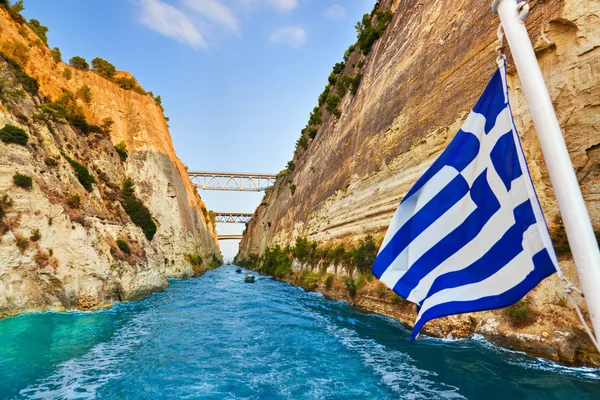 Korint-kanalen i Grekland och grekiska flaggan på fartyget — Stockfoto