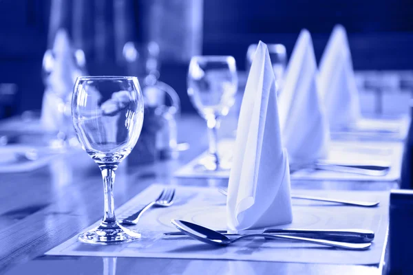 Vasos y platos sobre mesa en restaurante —  Fotos de Stock