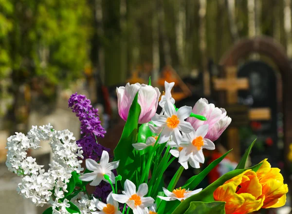 Blommor och kyrkogården — Stockfoto