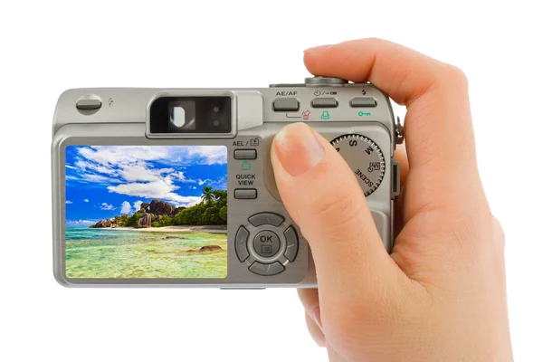 카메라와 해변 풍경 (내 사진으로 손) — 스톡 사진