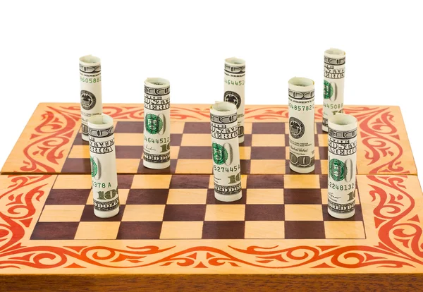 Geld op schaakbord — Stockfoto