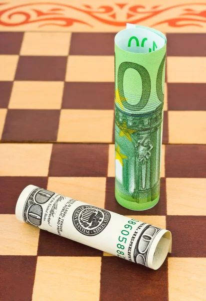 बुद्धिबळ बोर्ड वर डॉलर आणि युरो — स्टॉक फोटो, इमेज