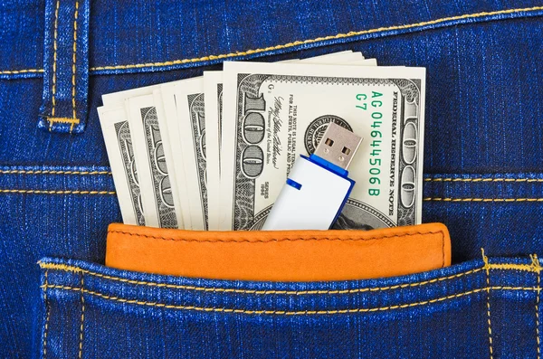 Dinheiro e memória flash no bolso jeans — Fotografia de Stock