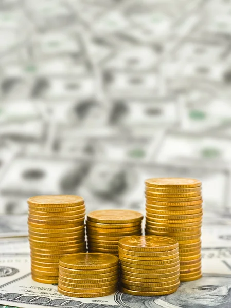 Travar av mynt på pengar — Stockfoto