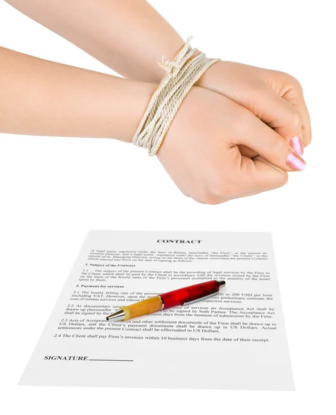 Связанные руки и контракт — стоковое фото